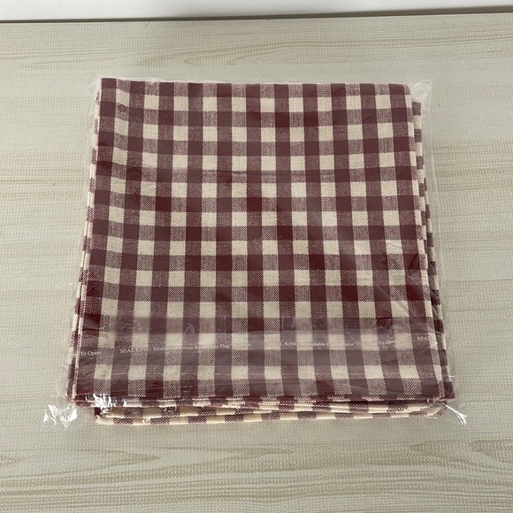 Combined Talents 4 piece napkin set checkered maroon white Size 16x16 - Picture 1 of 2